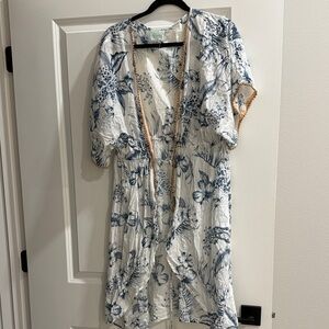 True Destinations Floral Blue and White Women's kimono wrap sz s